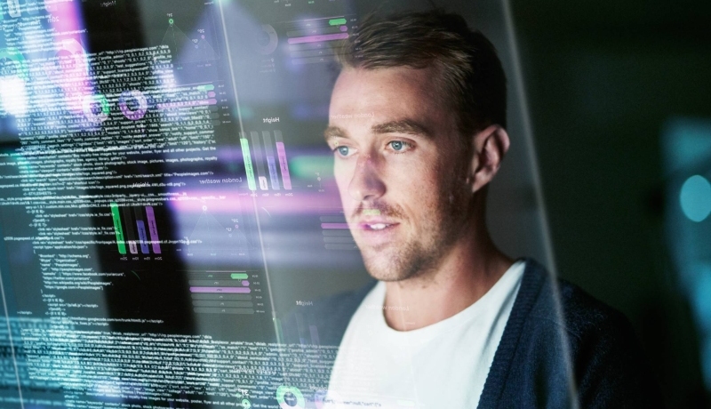 Man kijkt naar data