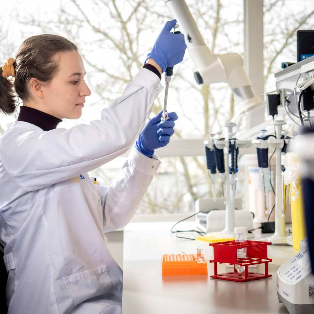 Master molecular life sciences. Elena Krivosheeva in het laboratorum met pipet.