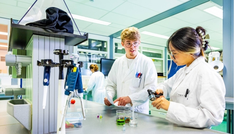 twee studenten werken samen in het chemielab