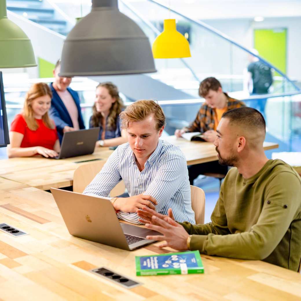 Facility Management, foto 8219, studenten aan het werk op de laptop, samenwerken