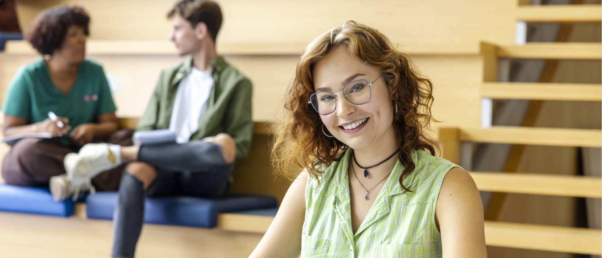 Student Support Center, studenten, Arnhem. Studenten aan het werk bij de trappen. R26. Fotoshoot 2023.