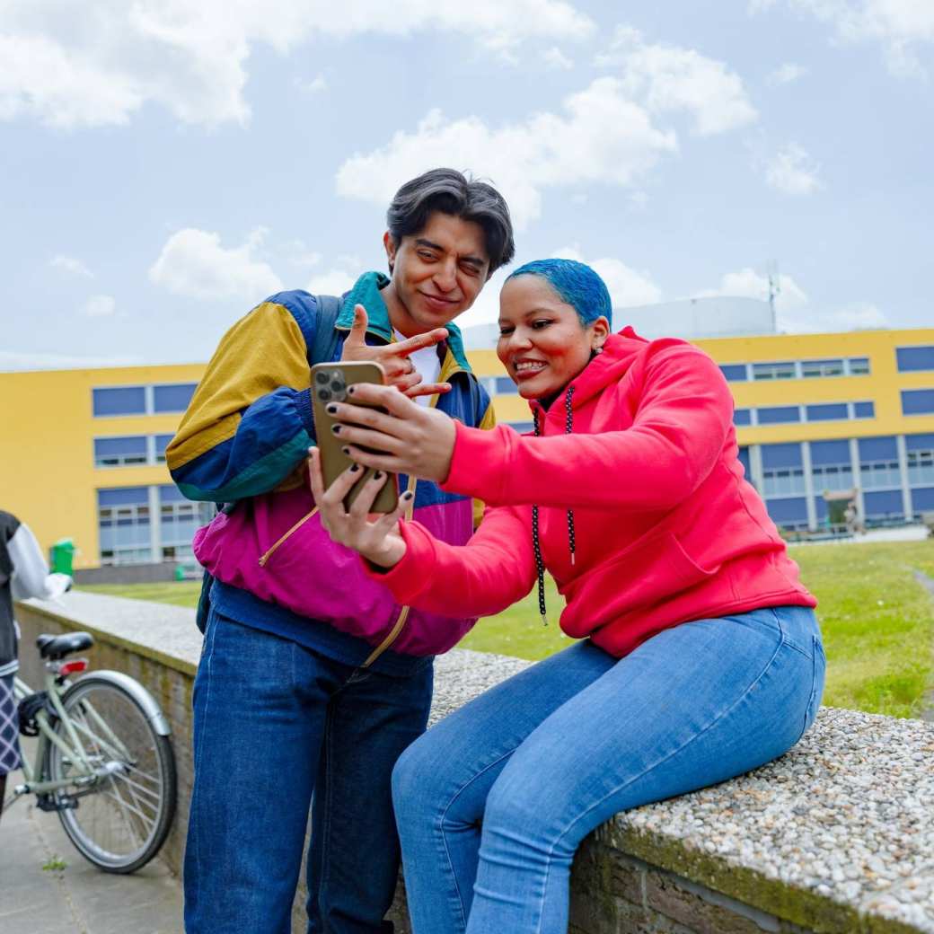 Diego and Chadionne taking a selfie at the Arnhem Campus outside