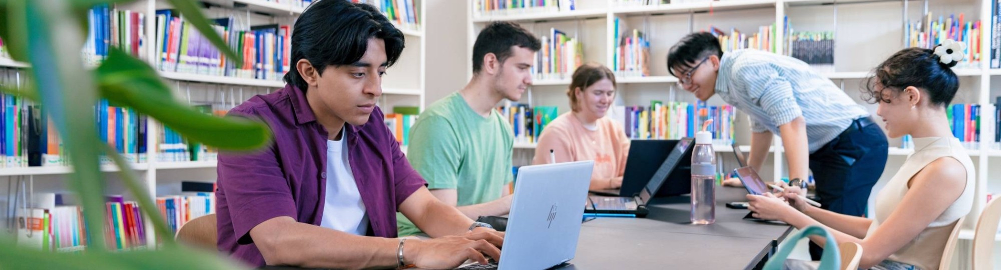 International students Diego, Tam, Nyugen, Noa and Andrei studying in the library at the Arnhem campus of HAN University of Applied Sciences.