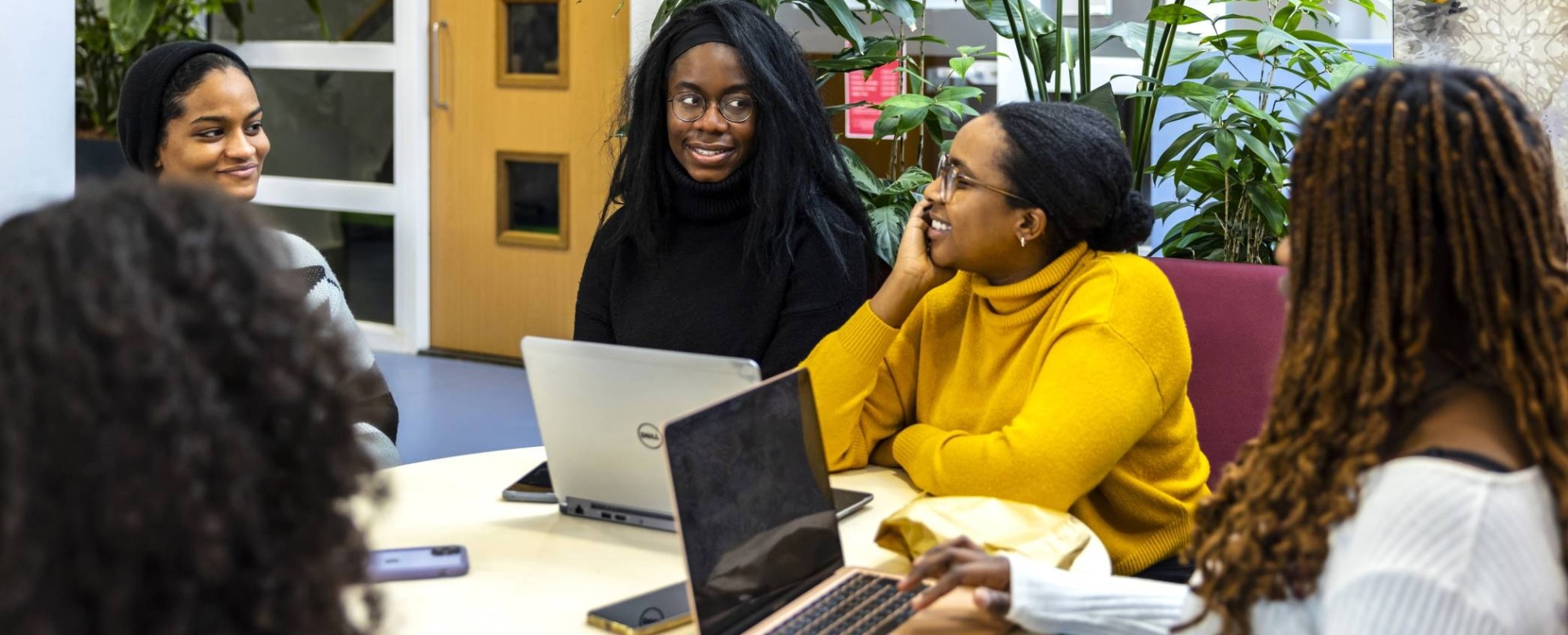 4 students of the master International Social Work are in an animated discussion.