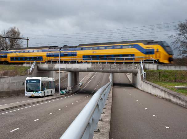 Civiele Techniek trein onderdoorgang viaduct underpass met bus