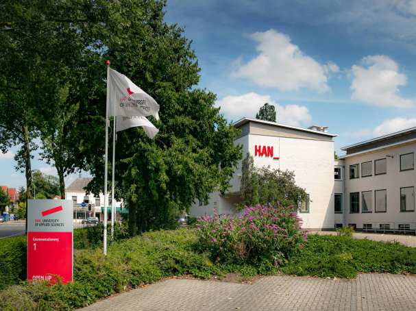 Nijmegen, Groenewoudseweg 1, torentje, vlag, wit, ingang, vooraanzicht, bord, signing, branding, huisstijl