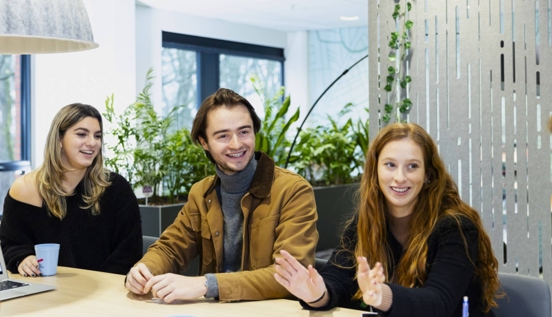 Foto van post-hbo-studenten van de financiële HAN-opleidingen (Academie Financieel Economisch Management)