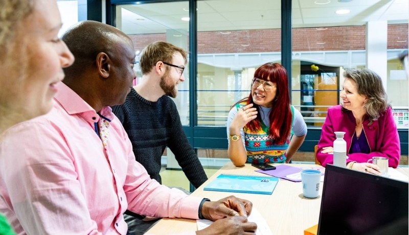 t.b.v. employer branding, Diverse collega's in gesprek