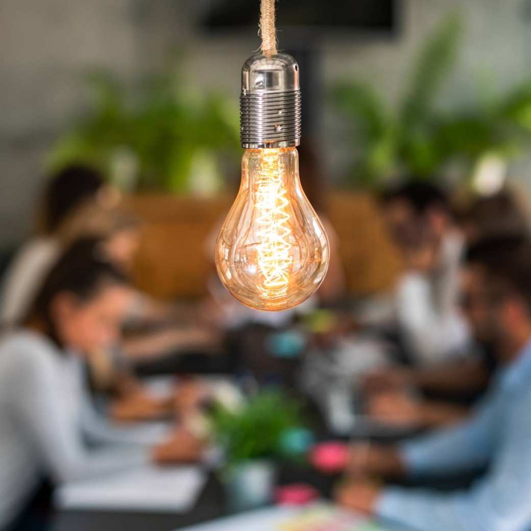 vergadersituatie met lamp op voorgrond