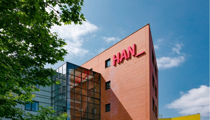 Arnhem, Ruitenberglaan 31, zijaanzicht, logo, signing, branding, han letters, parkeerplaats