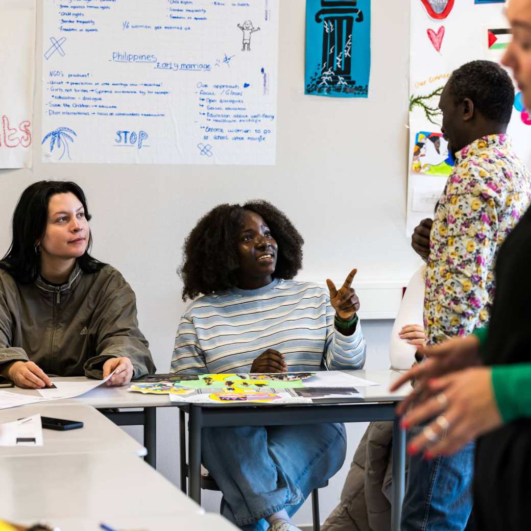 Students ot the Master International Social Work having a conservation with the lecturer.