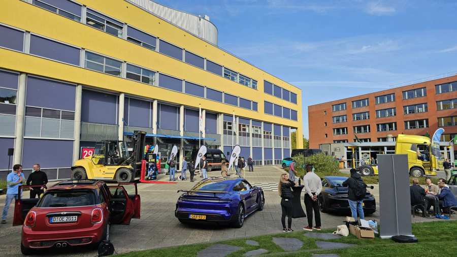 Sfeerbeeld van de Engineering en Automotive Carrièredag in samenwerking met ACE Mobility met innovatieve voertuigen op de HAN Campus voor de ingang van onderwijsgebouw aan Ruitenberglaan 29 in Arnhem.