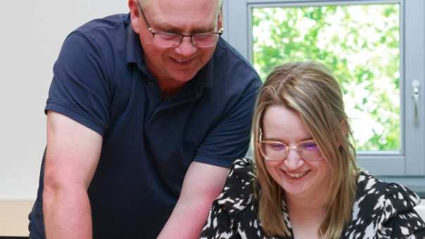 Docent Danial Godfrey en student Carmen Stoffers van de opleiding Master Molecular Life Sciences