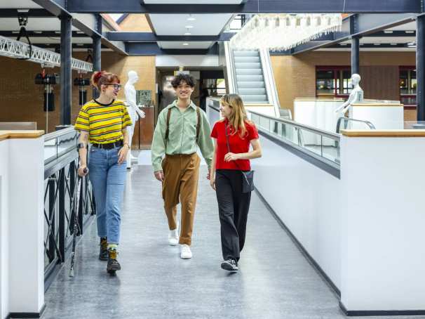 Studenten lopen door gang. Campagne studiejaar 23-24. Student Support Center. Fotoshoot 2023.