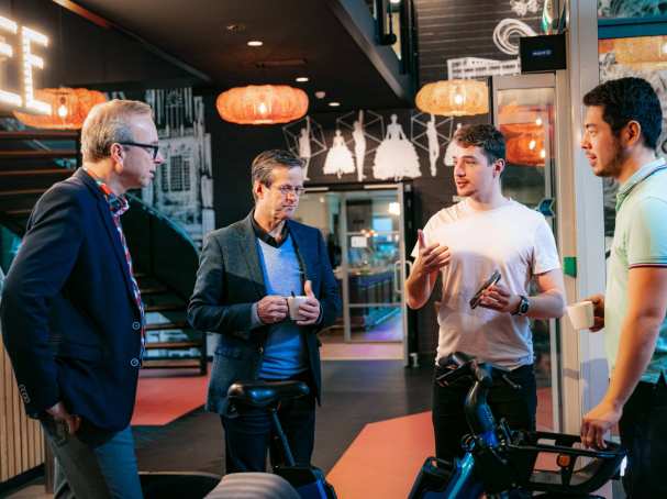 Begeleiders met hun studenten. Centre for creativity. Centrum voor ondernemerschap. Einte Visser, Karel Rietdijk, Max Schalow, Chingiskhan Kazakhstan