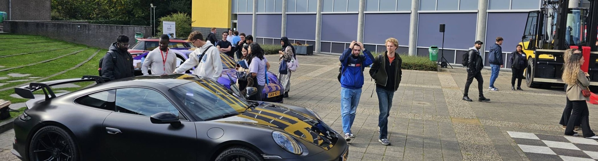 Zwarte Porsche blikvanger op ACE Engineering en Automotive carrièredag op 16 oktober 2024