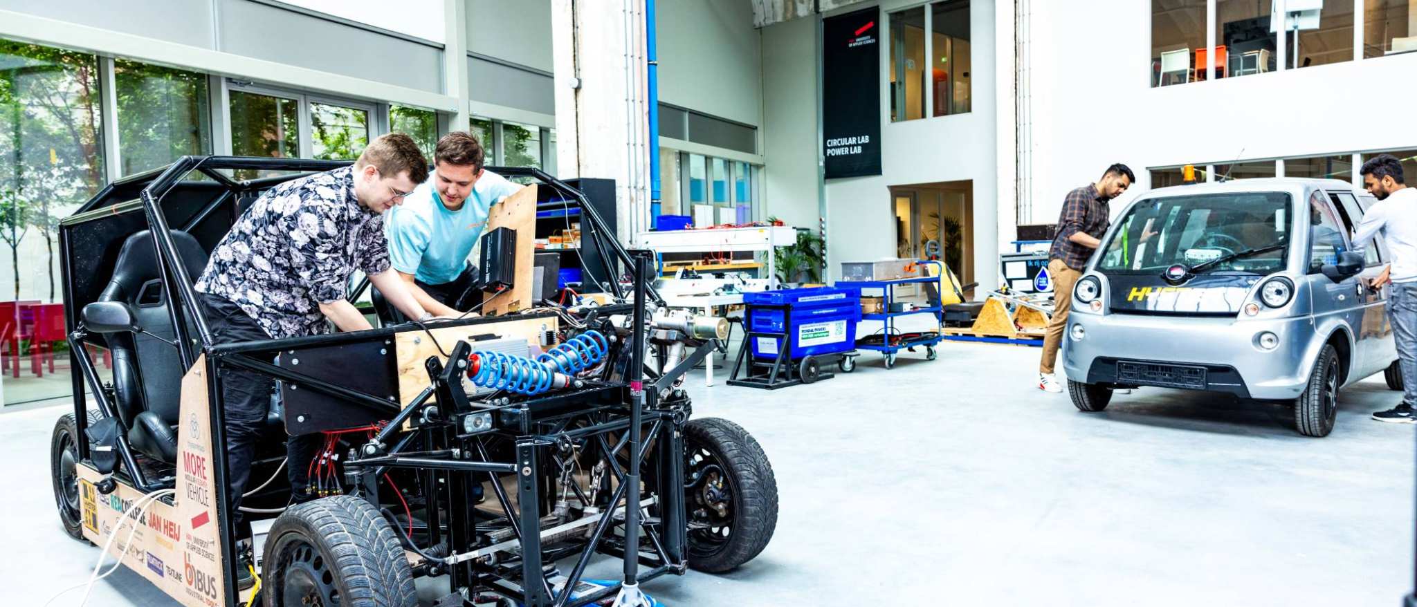 Studenten van de master Engineering Systems Automotive Systems bij de MORE Vehicle op IPKW.