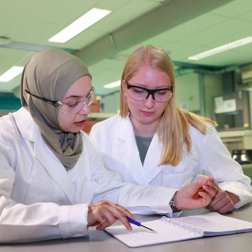 Studenten master Molecular Life Sciences Lisan Scholten en Nouhaila Belkassem tijdens een praktijkles op het lab