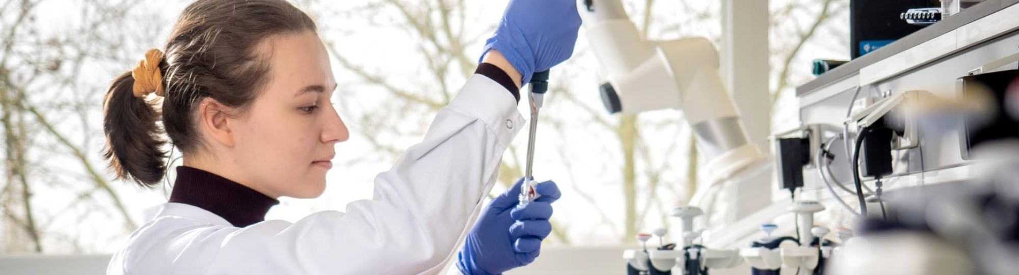 Master molecular life sciences. Elena Krivosheeva in het laboratorum met pipet.