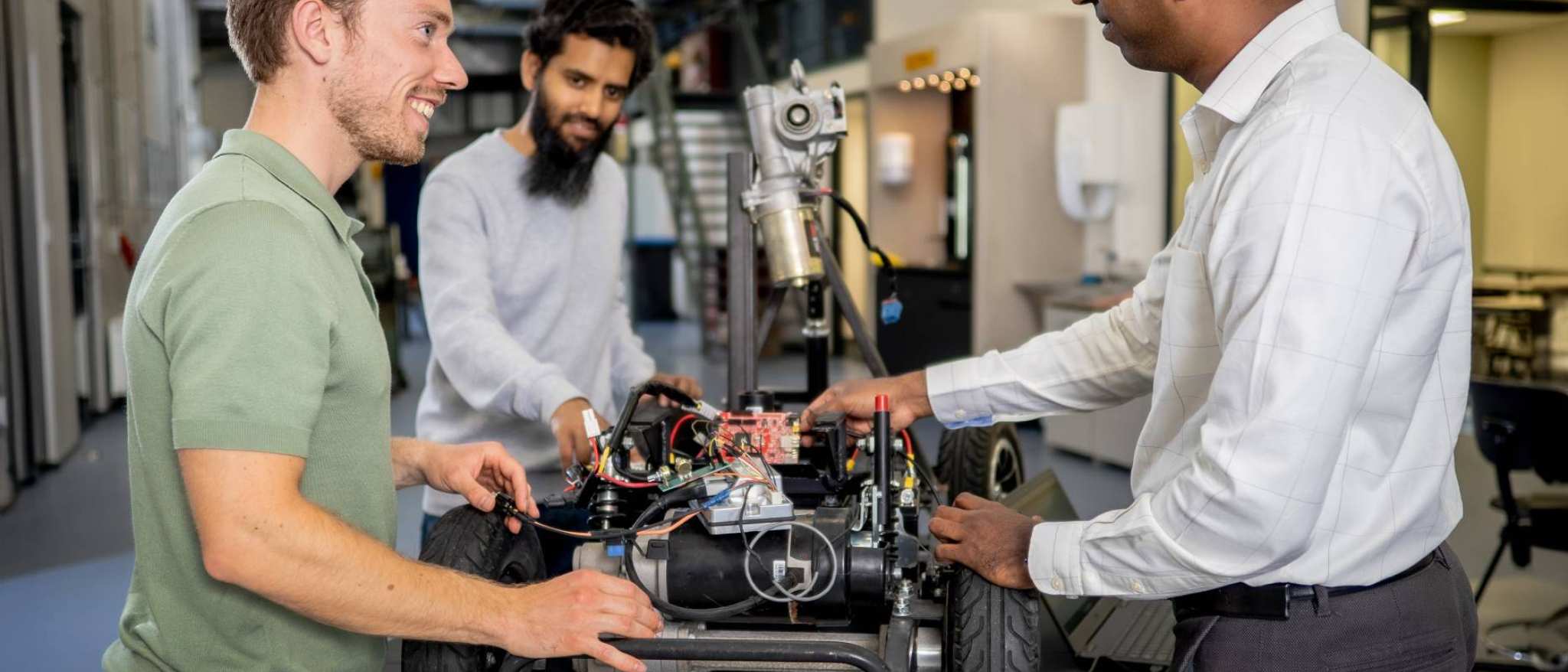 Een docent en twee studenten van de Master Engineering Systems Cyber Physical Systems werken aan het MORE-project, de scootmobiel.