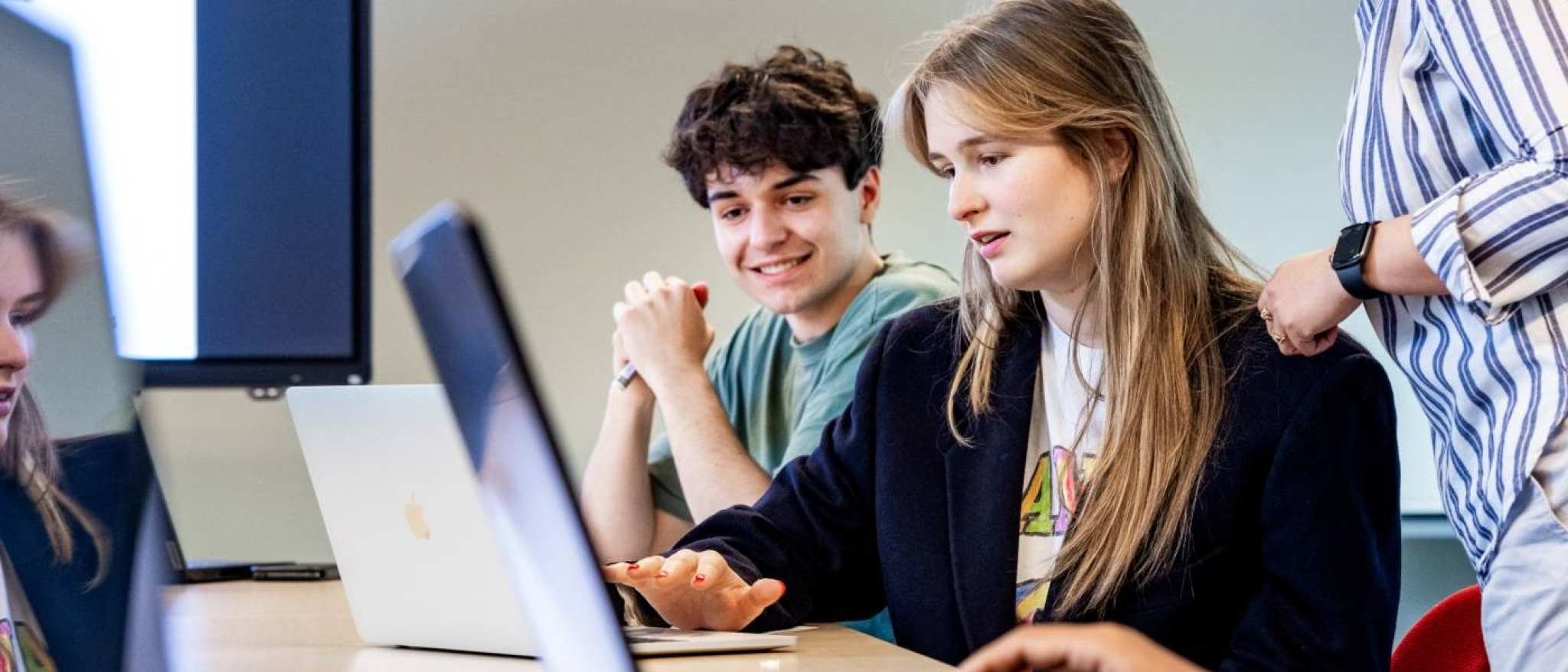 Master Engineering Systems Automotive Systems: studenten en docent in overleg in het klaslokaal.