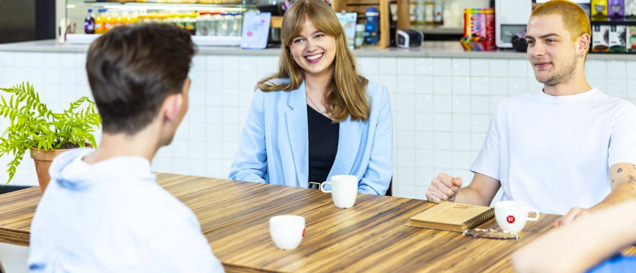 Fotoshoot Master Circular Economy foto 26 - MCE 2024 Hangar - koffie en thee - samenwerken en spelletjes spelen met klasgenoten