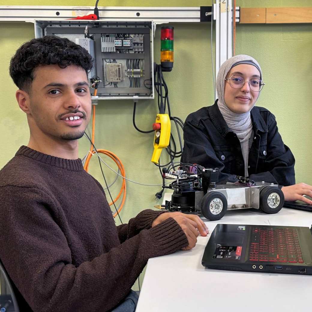 Soumaya El Azzab en Abdulrahman Al-Katheri, studenten mastertrack Cyber Physical Systems