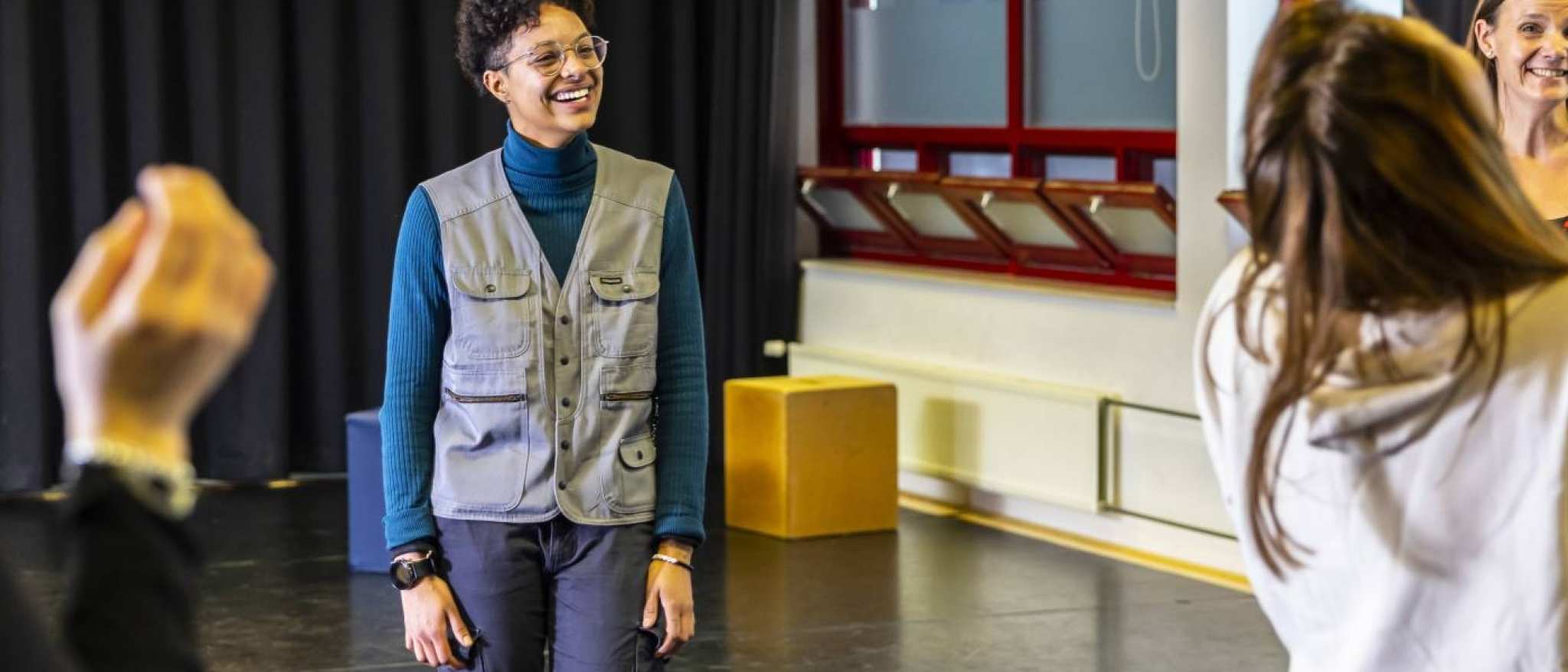 Vrouwelijke studenten HAN International-Social-Work volgens een creatief vak drama op de HAN, Kapittelweg 33