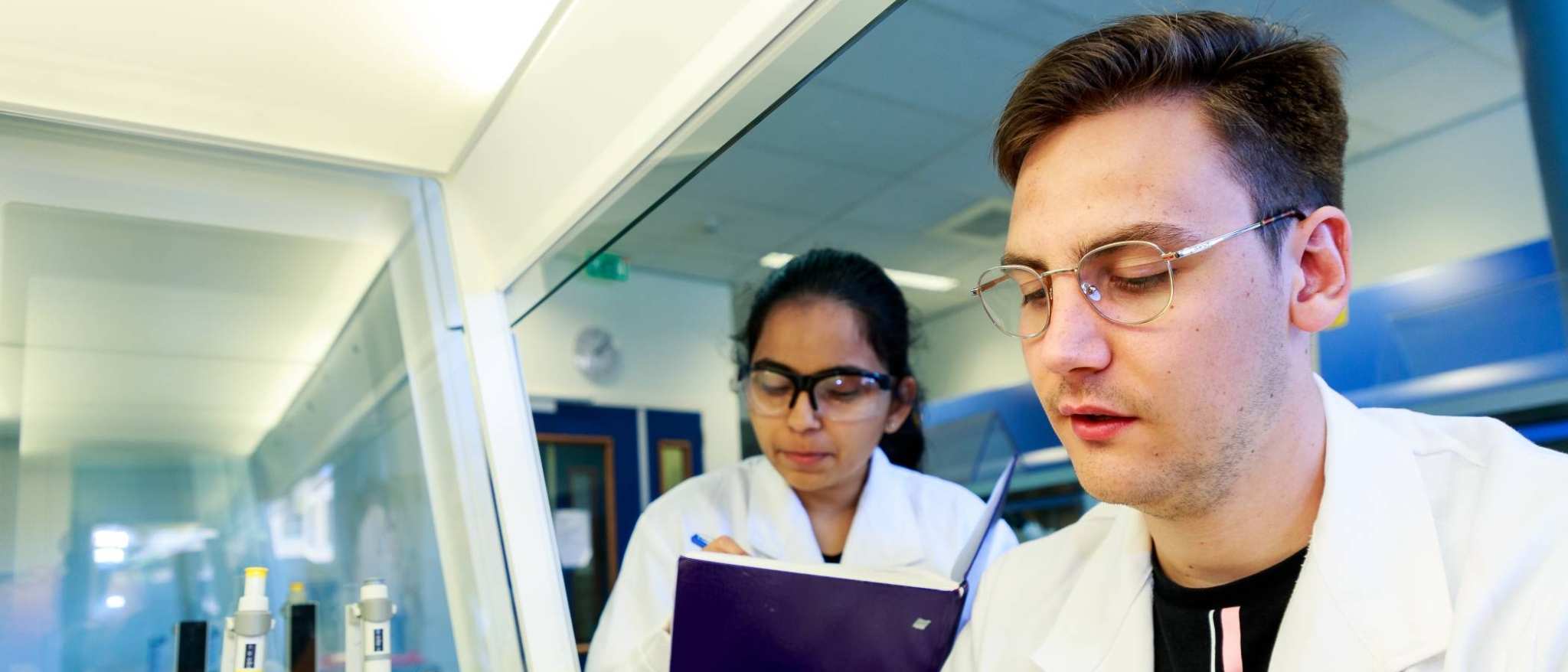 Twee studenten van onze master Molecular Life Sciences aan het werk in een lab