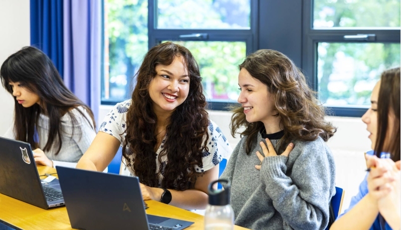 4 masterstudents in International Social Work are disussing a study topic in class.