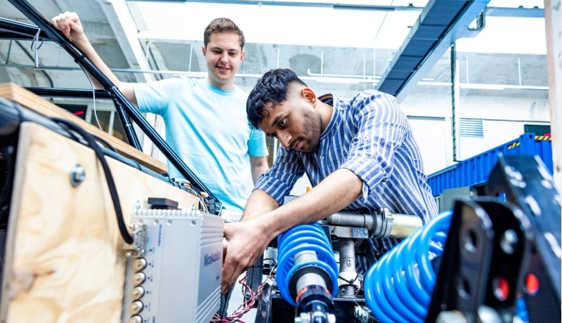 Master Engineering Systems Automotive Systems studenten werken aan de MORE Vehice.