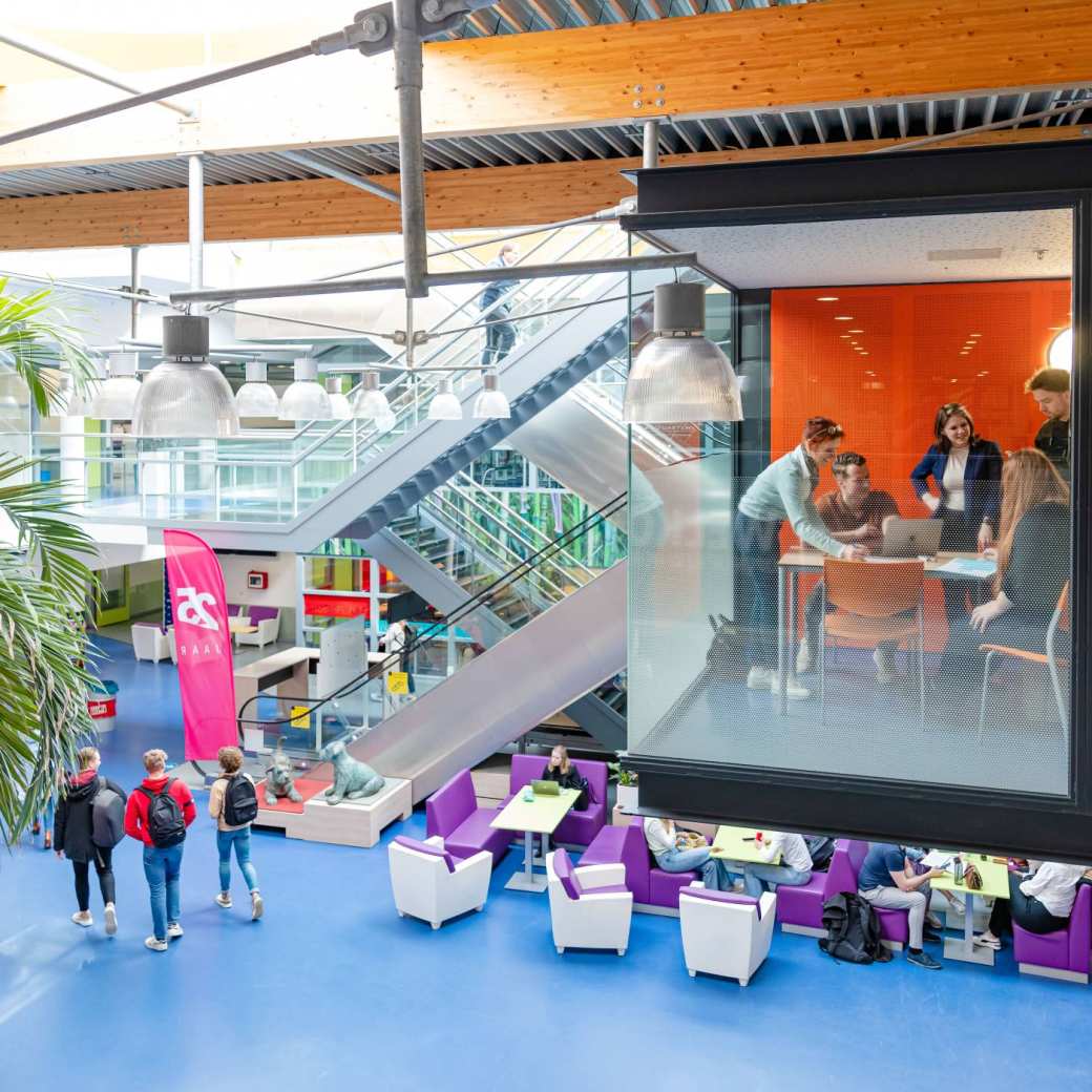 Learning & Development deeltijd, laan van scheut 10, zwevend overleghokje, overleggne, samenwerken, studeren. 2022