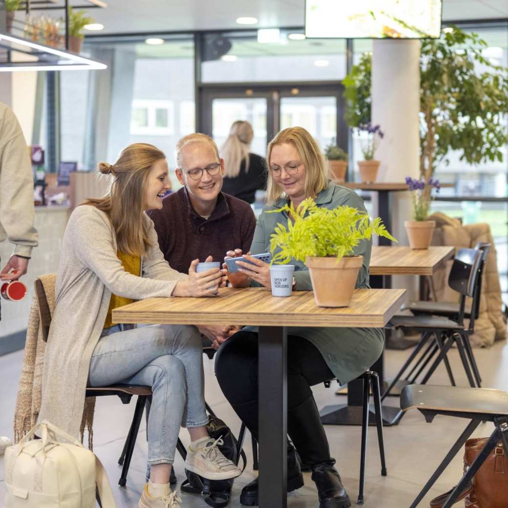 3 masterstudenten aan de koffie op de HAN-campus.