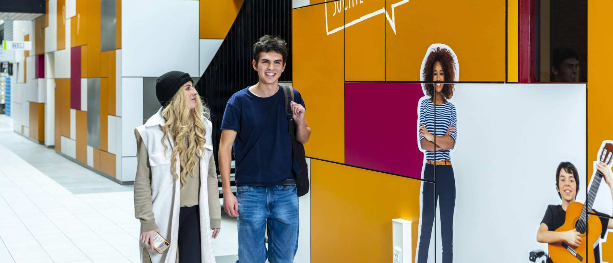 International Social Work. Twee studenten lopend in de gang van kapittelweg 33.