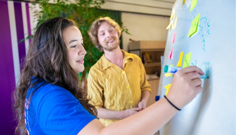 student schrijft op bord
