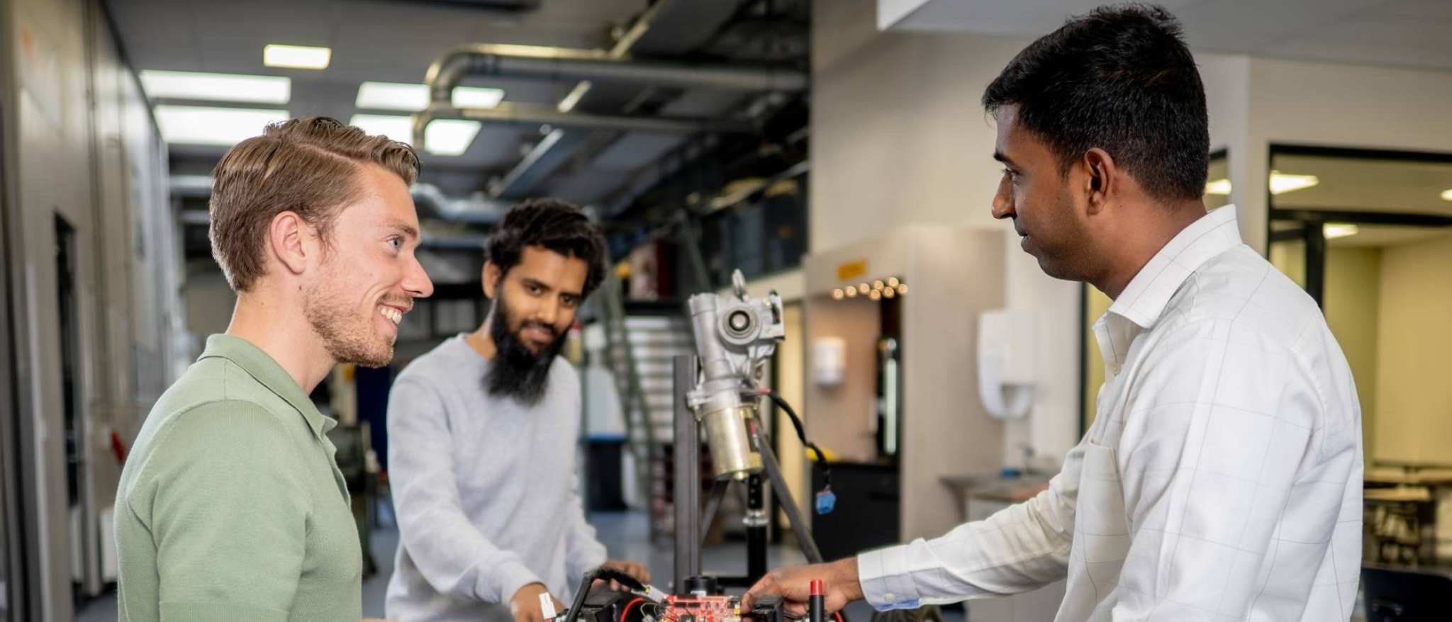 Een docent en twee studenten van de Master Engineering Systems Cyber Physical Systems werken aan het MORE-project, de scootmobiel.