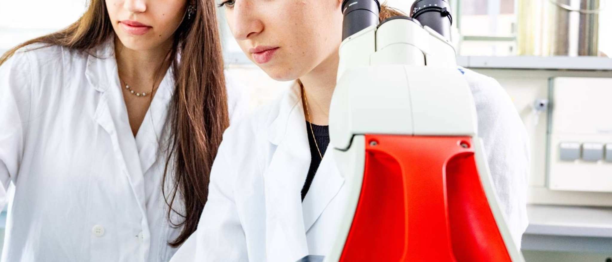 studenten aan het werk met een microscoop