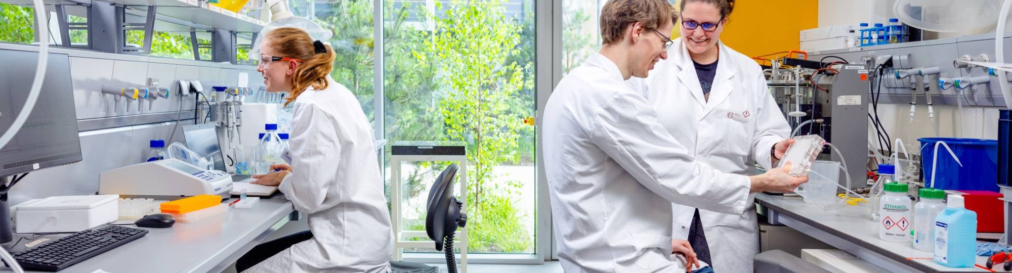 Biobased lab bij HAN Connectr op het IPKW. Studenten samenwerken, met begeleider, trekbank, minor biobased innovations.