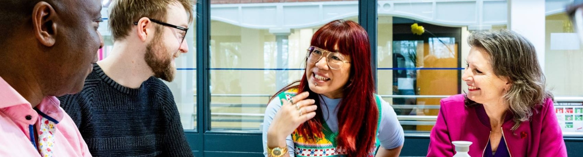 t.b.v. employer branding, Diverse collega's in gesprek