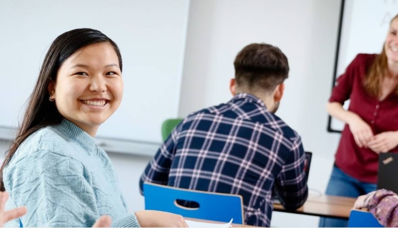 Docent voor een klas lachende studenten