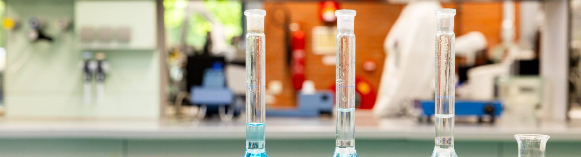 kleurovergangen erlenmeyer in chemielab