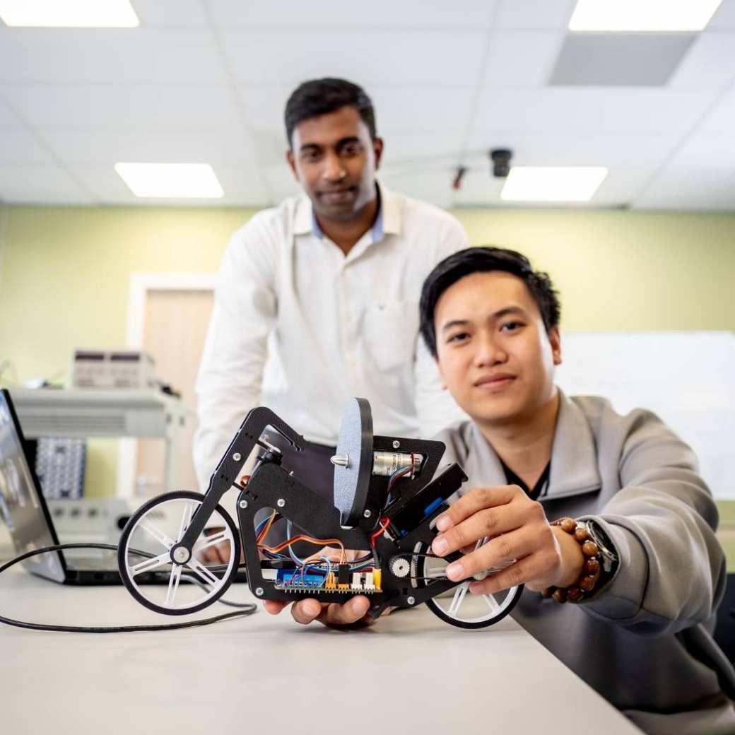 Een student van de Master Engineering Systems Cyber Physical Systems laat een project zien aan een docent.