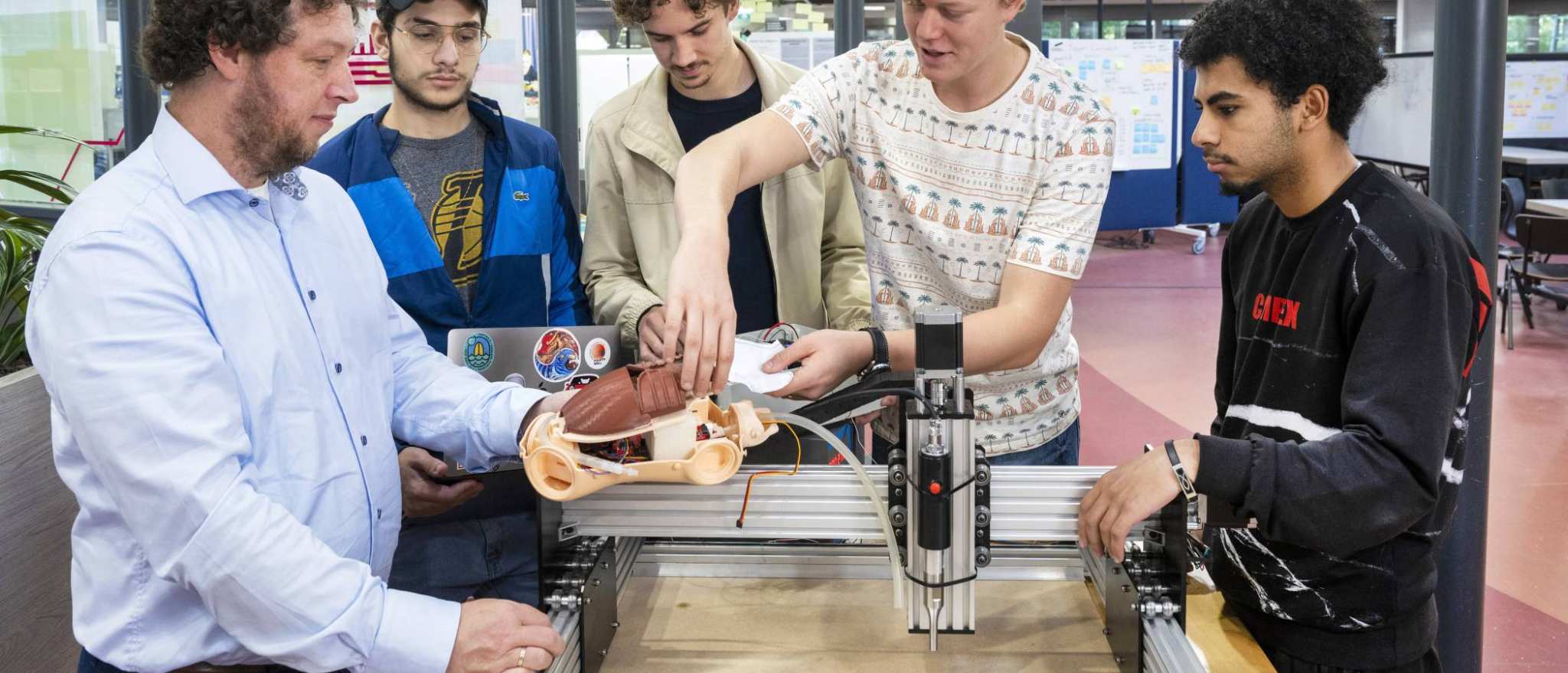 Alessandro, Johan, Marijn, Omr en Yannick ontwerpen een machine voor longen van een reanimatiebabypop.