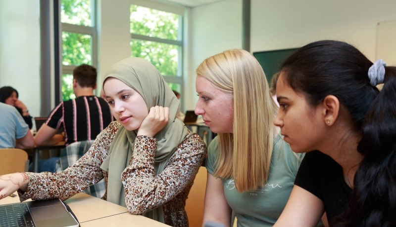 Students working together on the Life Sciences Bachelor program at HAN University of Applied Sciences in the Netherlands