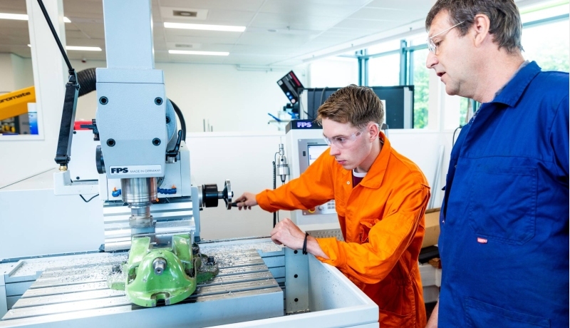 Mechanical Engineering student - Werktuigbouwkunde - with a practical teacher working in the lab