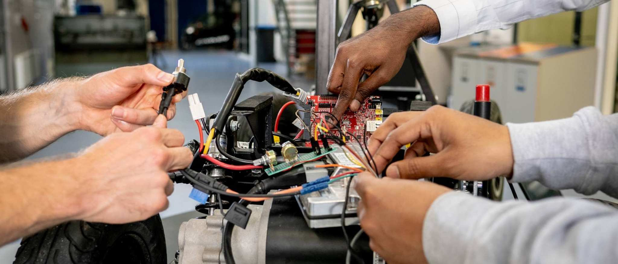 Drie handen werken aan een project van de Master Engineering Systems Cyber Physical Systems.