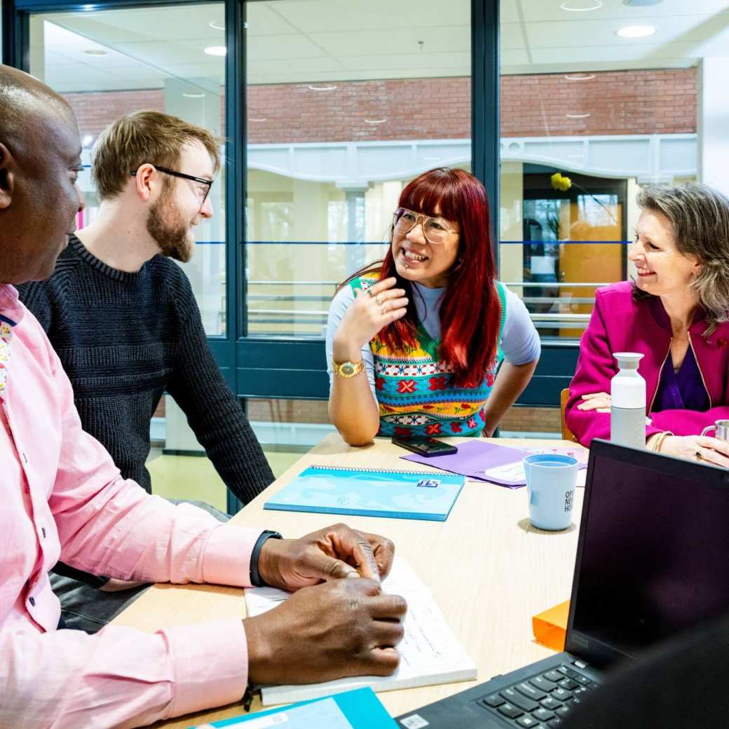 t.b.v. employer branding, Diverse collega's in gesprek