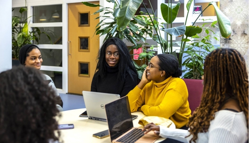 4 students of the master International Social Work are in an animated discussion.