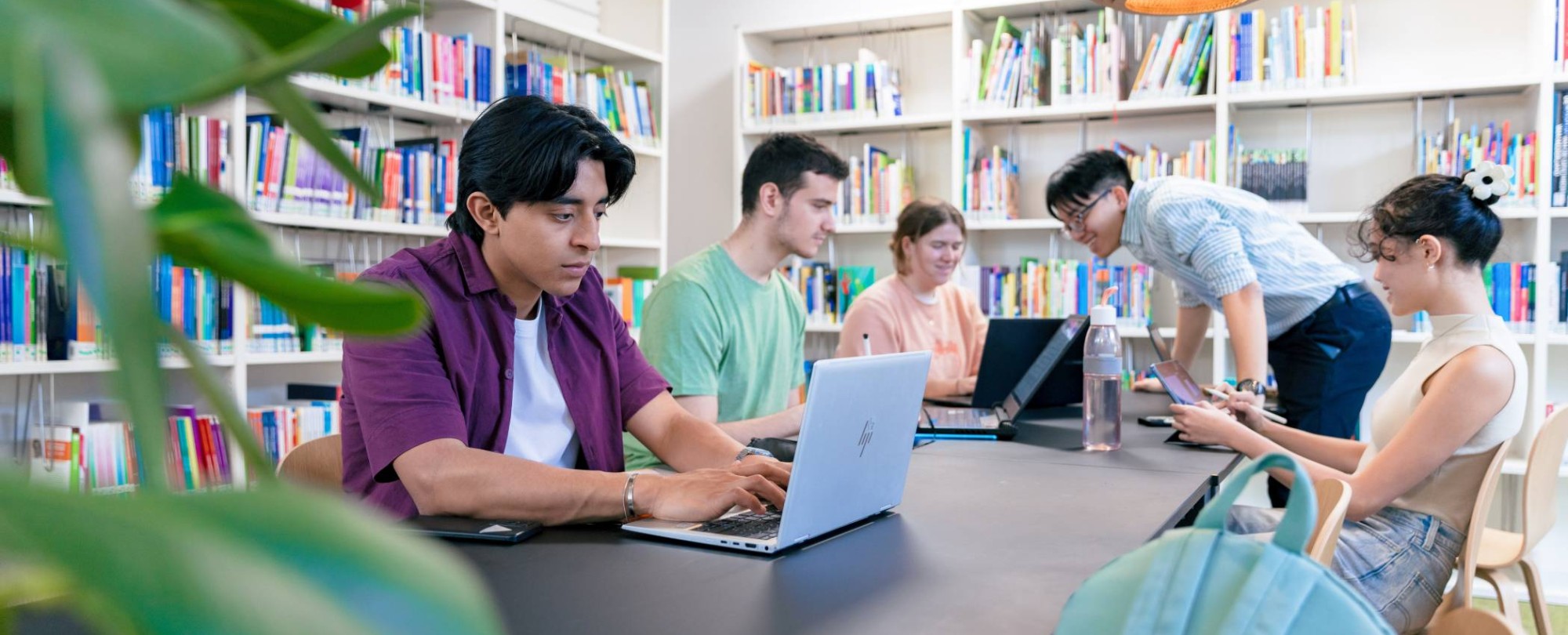 International students Diego, Tam, Nyugen, Noa and Andrei studying in the library at the Arnhem campus of HAN University of Applied Sciences.