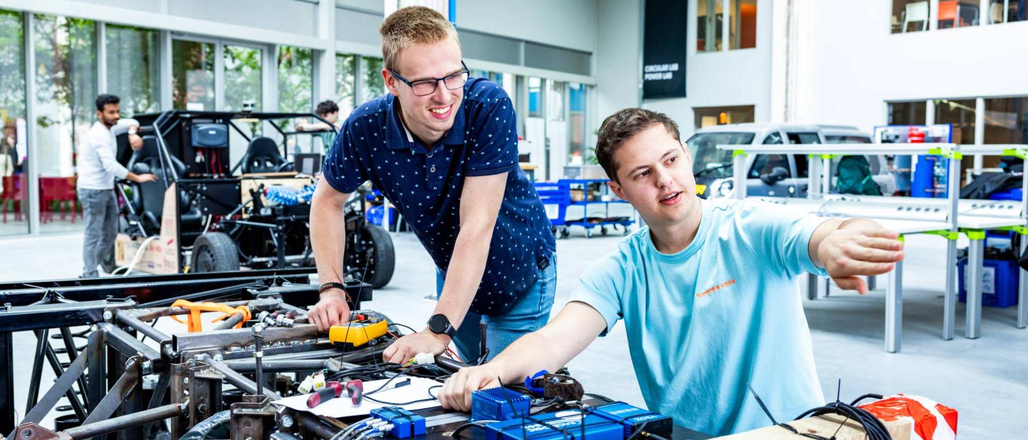 Master Engineering Systems Automotive Systems student geeft uitleg bij de MORE Vehicle.